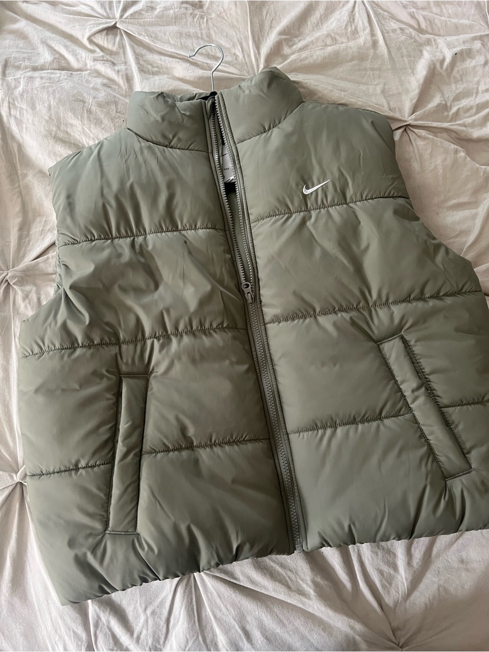 Nike women’s sportwear classes puffer therma-fit loose vest